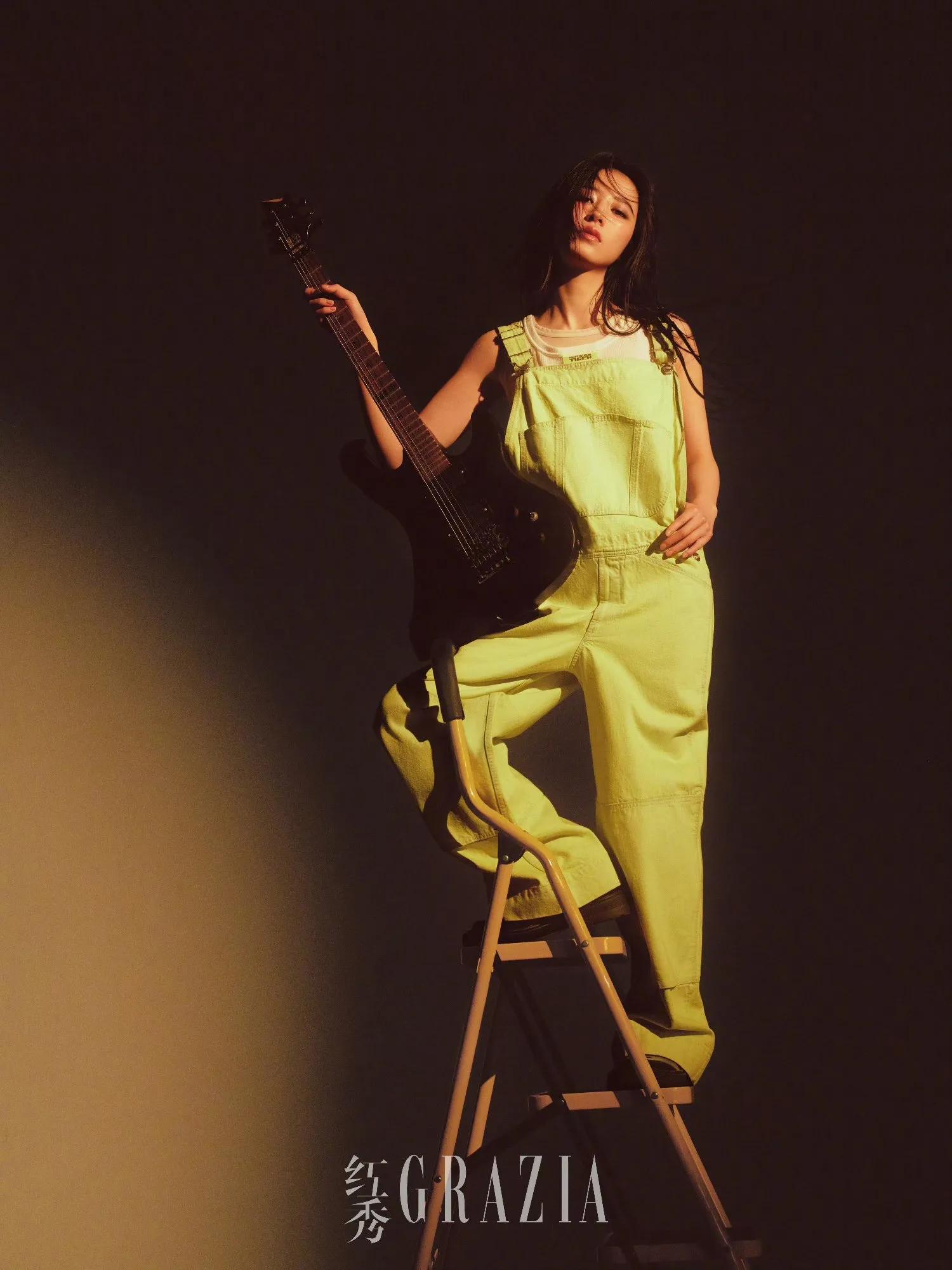 周雨彤《红秀》写真美图