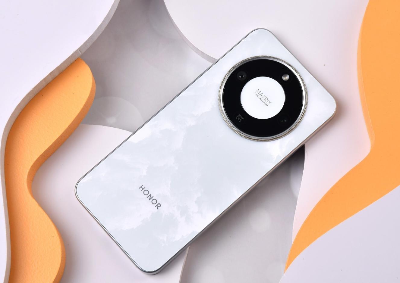 8300mAh+卫星通信+80w无线充电,荣耀这新机太猛了