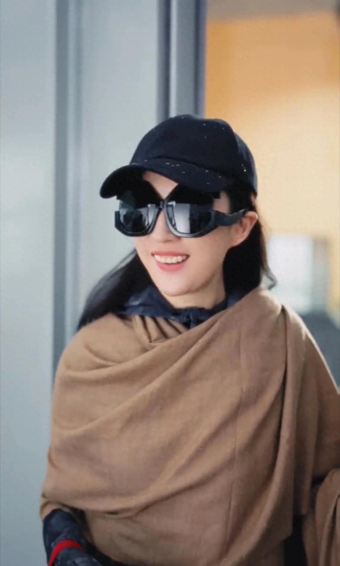 刘亦菲爱吃肉,杨幂穿睡衣上班,迪丽热巴又捂上了,宋佳私服帅气