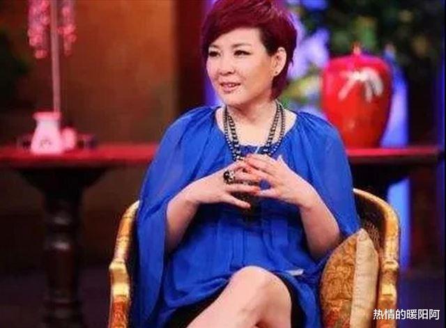 真狠,主持人李静公开绝经经历,爆料那英绝经天天哭,评论区爆了