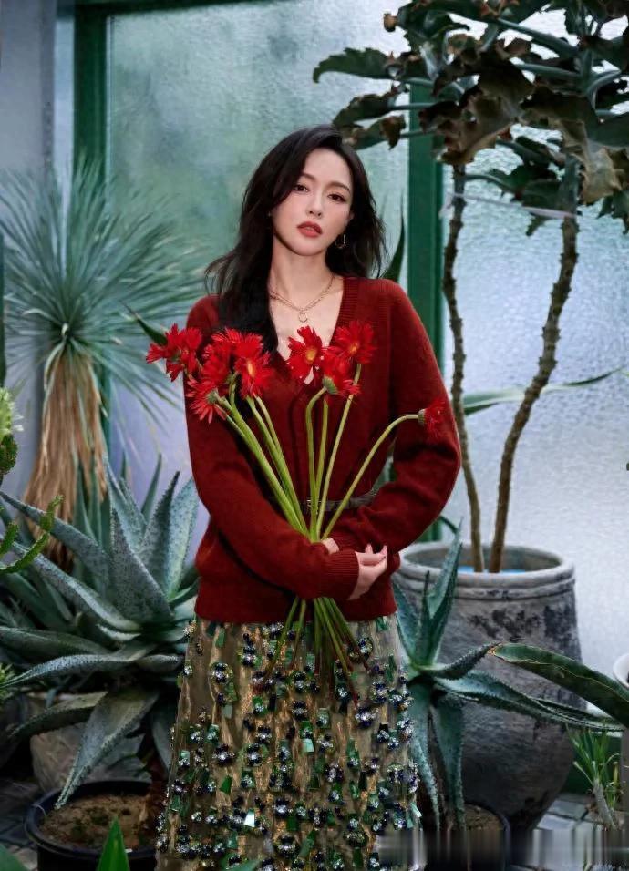 唐嫣换了长卷发后真惊艳！穿红色针织衫+腰带+亮片裙，高级又洋气