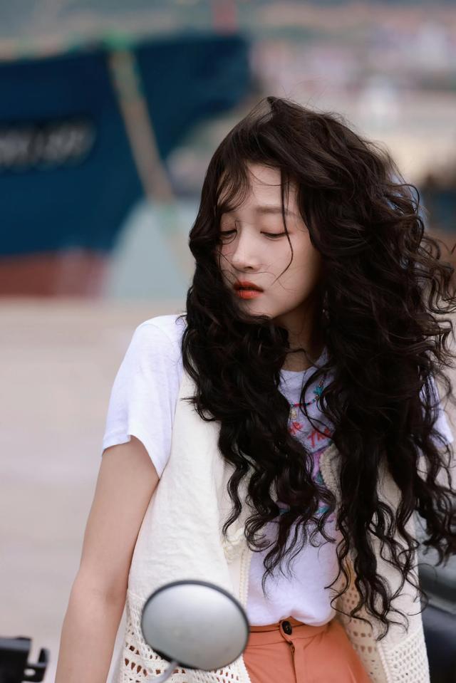 关晓彤,羊毛卷发型好有活力感,满屏都是头发,好漂亮的妈生脸