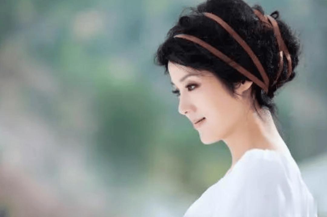 她是著名歌唱家，不惧流言嫁三婚前央视主持丈夫，儿女双全很幸福