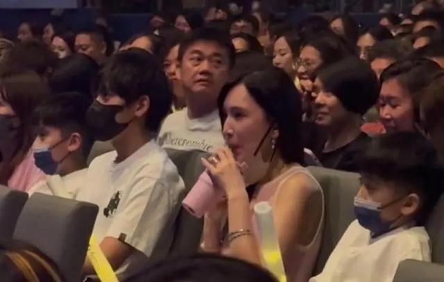 林志颖15岁儿子曝光:眉眼之间神似易烊千玺,小旋风基因没有白费