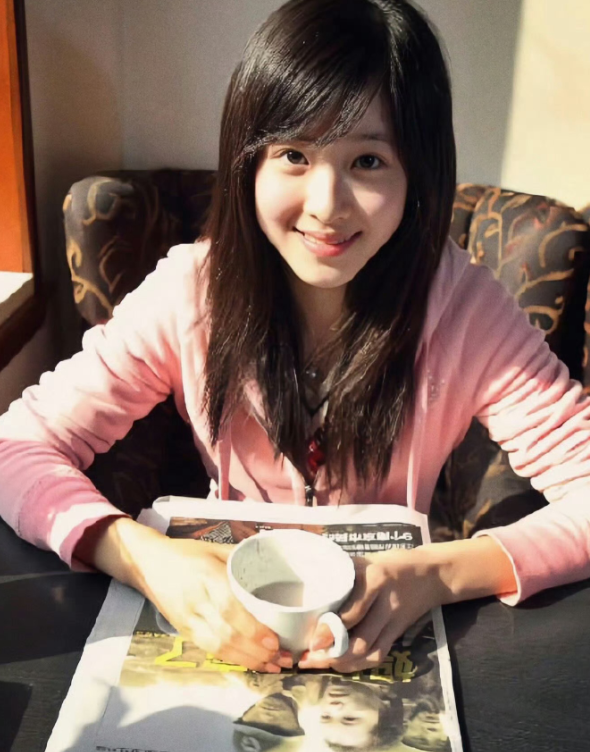 31岁章泽天国外发打网球素颜照,网友评价:年轻,漂亮,还有脑子