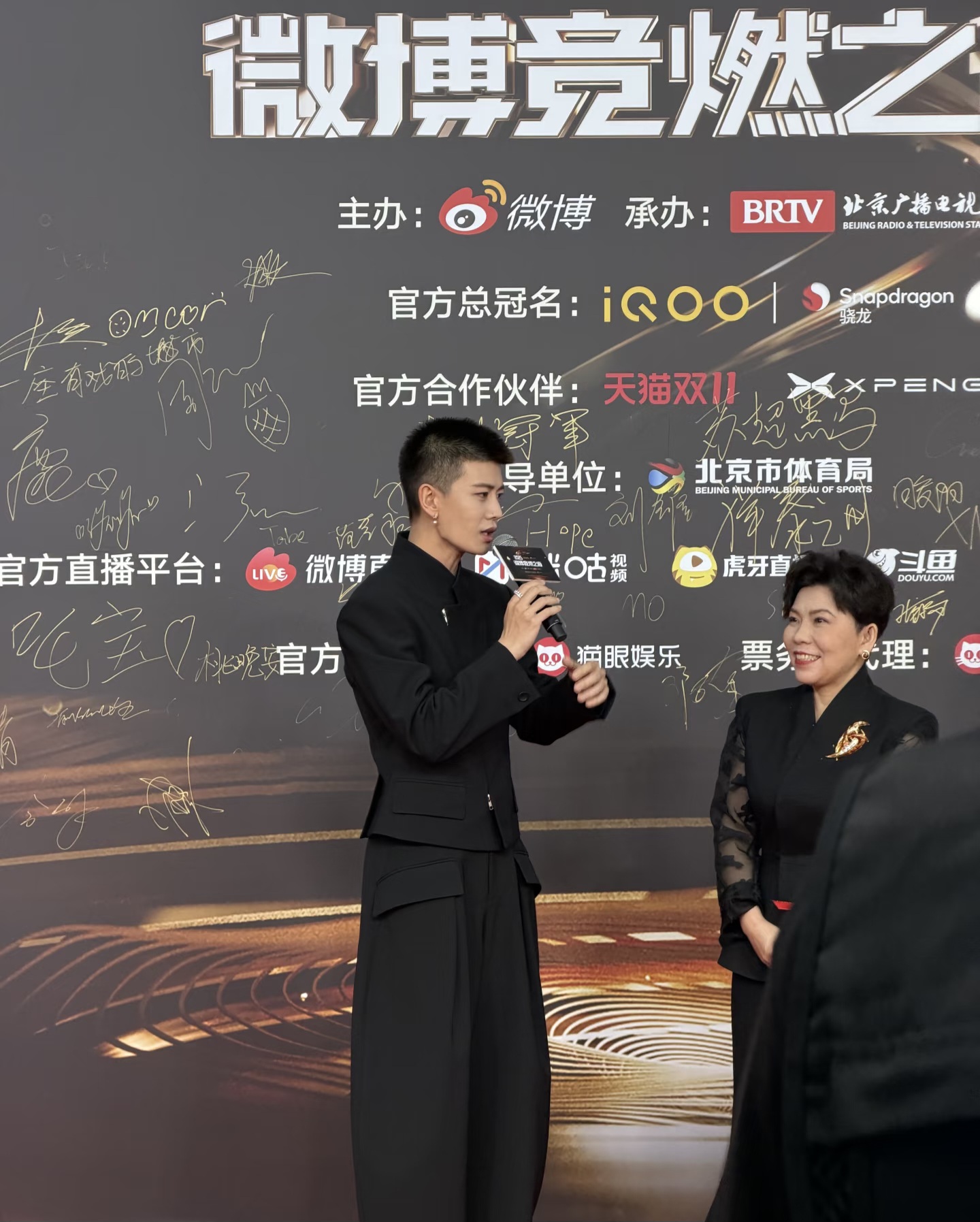 任嘉伦寸头珍珠耳环造型上大分，从邓亚萍看他的眼神就知道他多帅