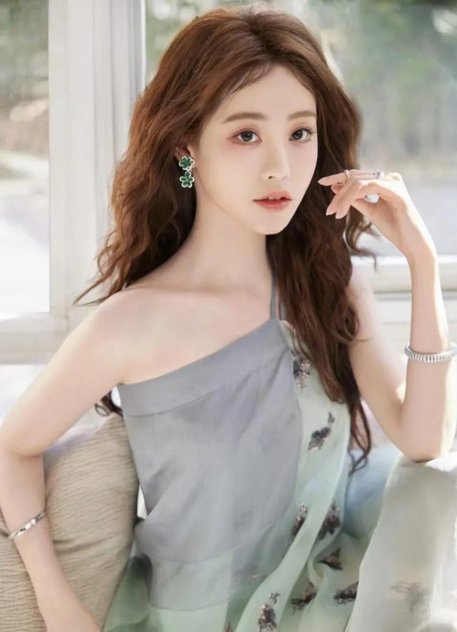 祝绪丹瑞丽服饰大片,春天恋爱的感觉