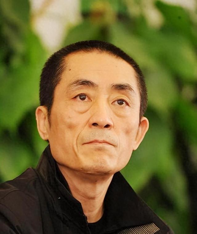 74岁张艺谋现状:43岁老婆韵味十足,仨孩子随妈妈