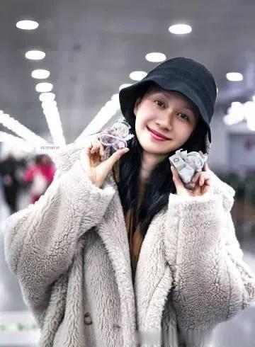 倪虹洁真是中年女人的穿搭标杆!羊羔毛大衣+牛仔裤,时髦又减龄