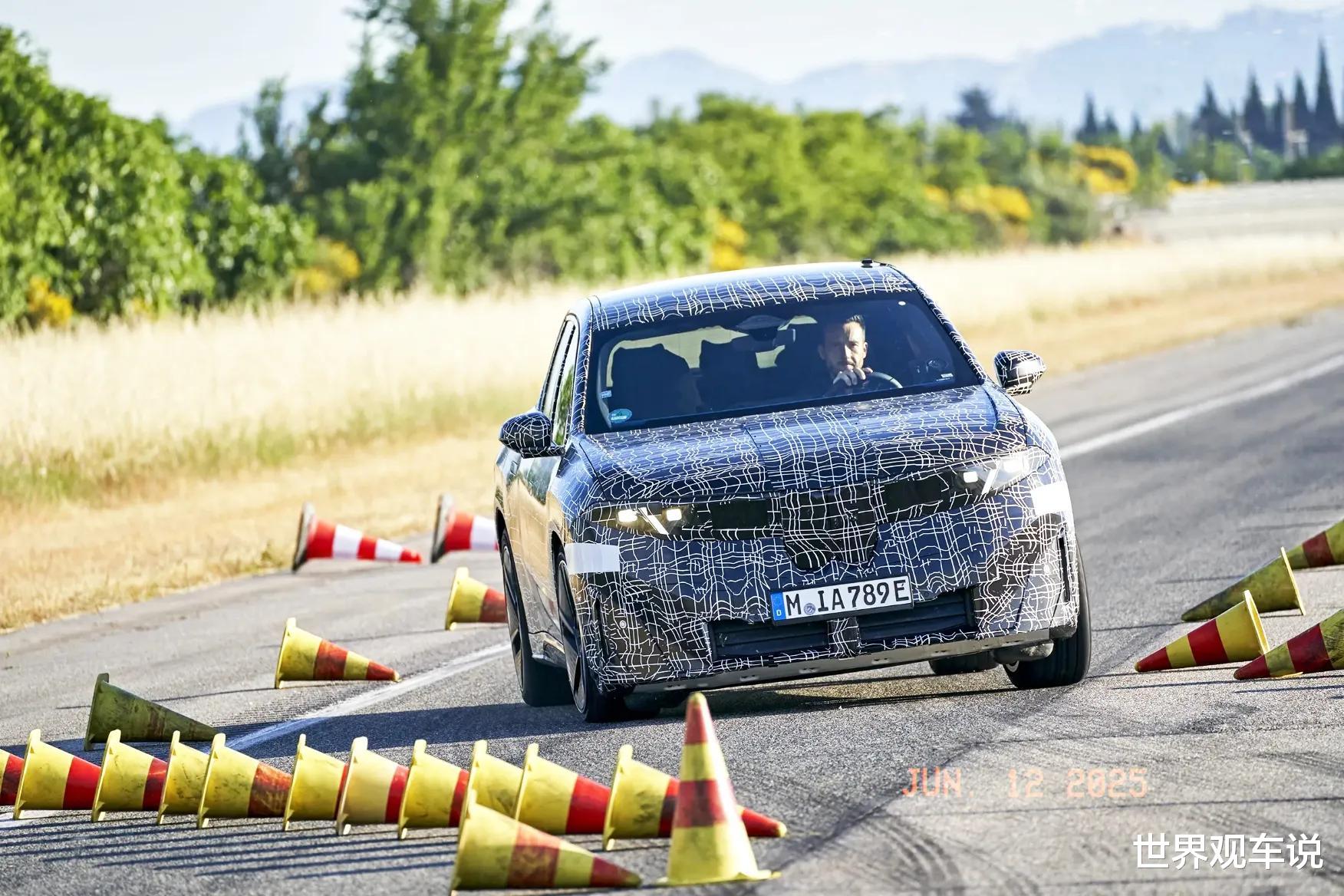 宝马全新SUV曝光，外观大改+小米YU7同款显示屏，纯电续航900km