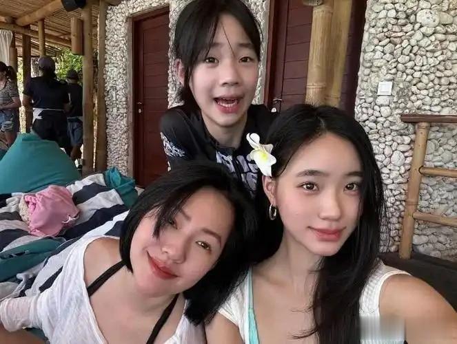 幸亏汪小菲带孩子走了,如今S家彻底成“狼窝”,3个人联手做戏!