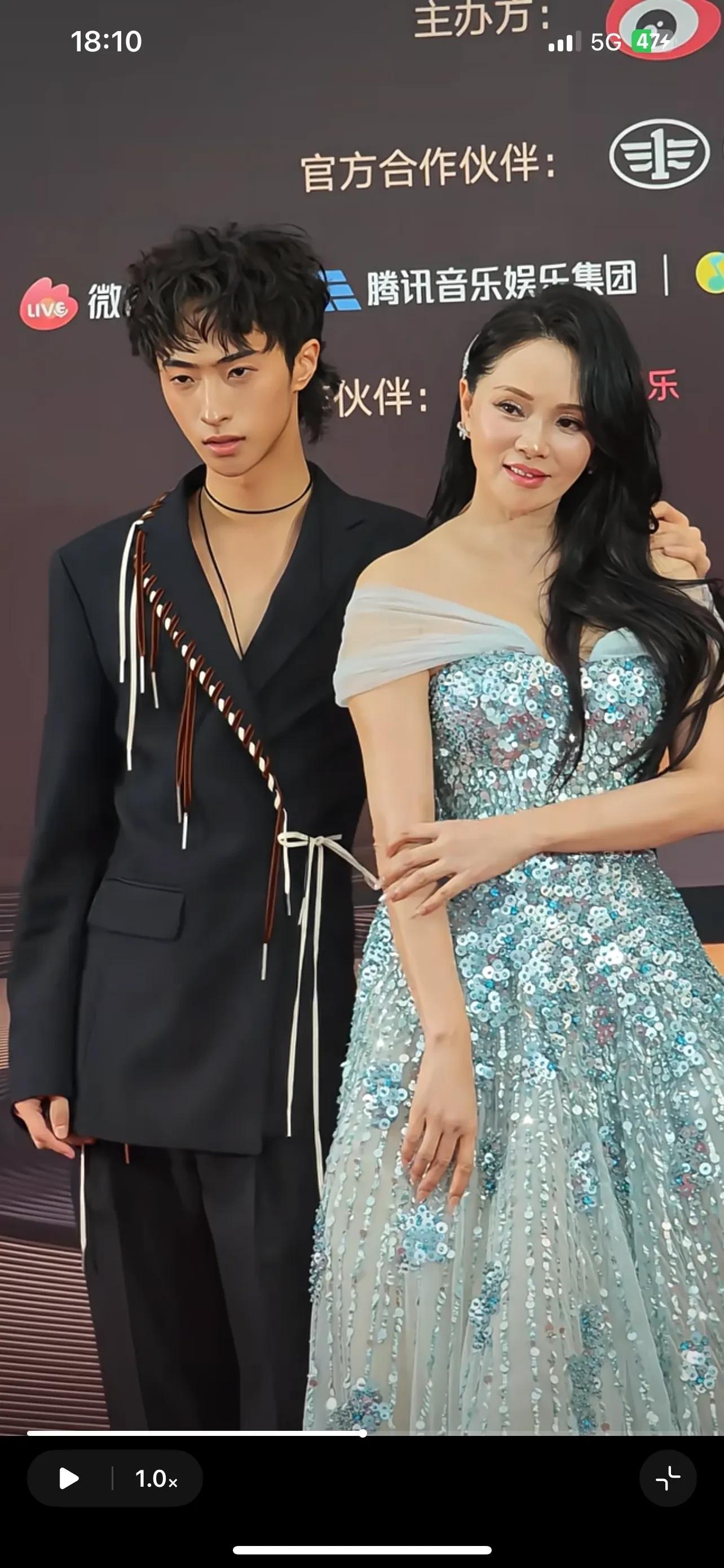 伊能静和儿子哈利牵手走红毯！57岁伊能静美丽如公主，母子像姐弟