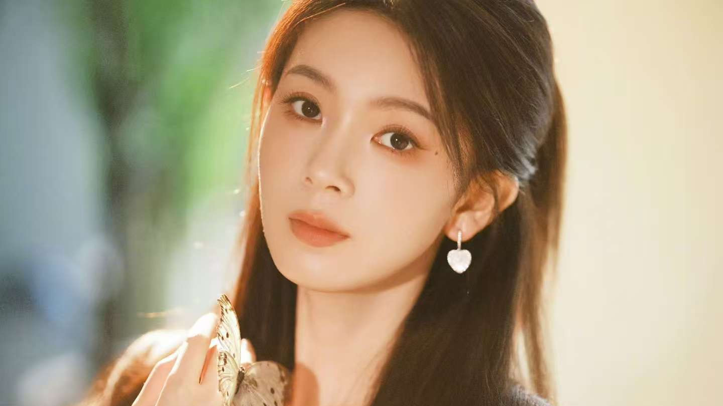 【侧首浅笑，每一帧都是心动的模样】——陈瑶