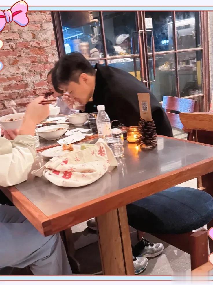 周一围带女儿吃饭被偶遇，周一围帅气十足，父女俩同框画面温馨！