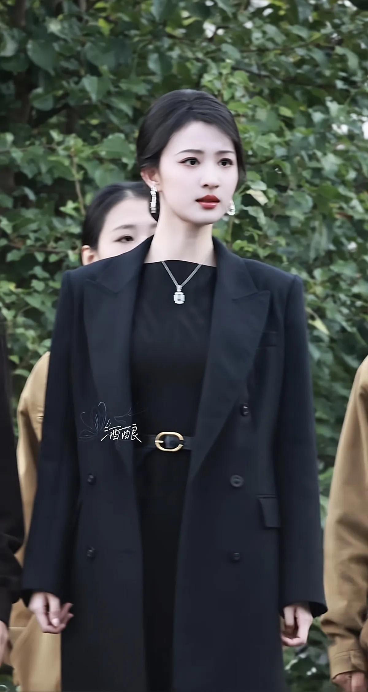 王楚然好漂亮!穿黑色大衣低丸子头大大方方的美,真老天爷赏饭吃