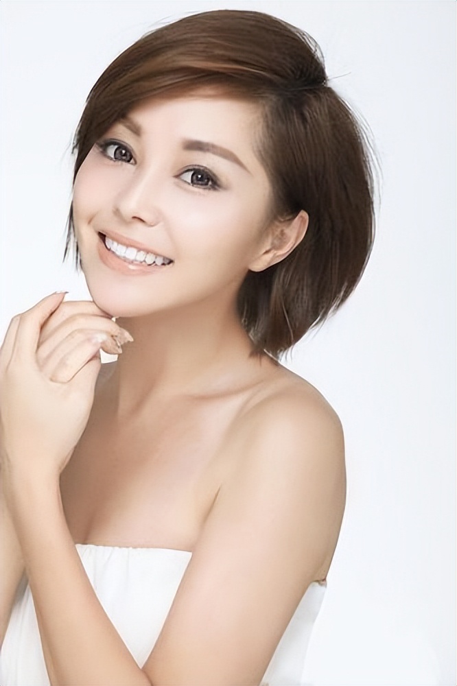 她曾是上海知名主持，公开指责同事破坏自己家庭，如今已成女老板