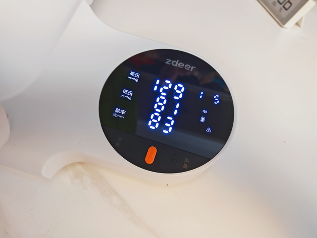 告別測血壓麻煩的煩惱，老人也可輕松上手，左點臂筒式血壓計評測