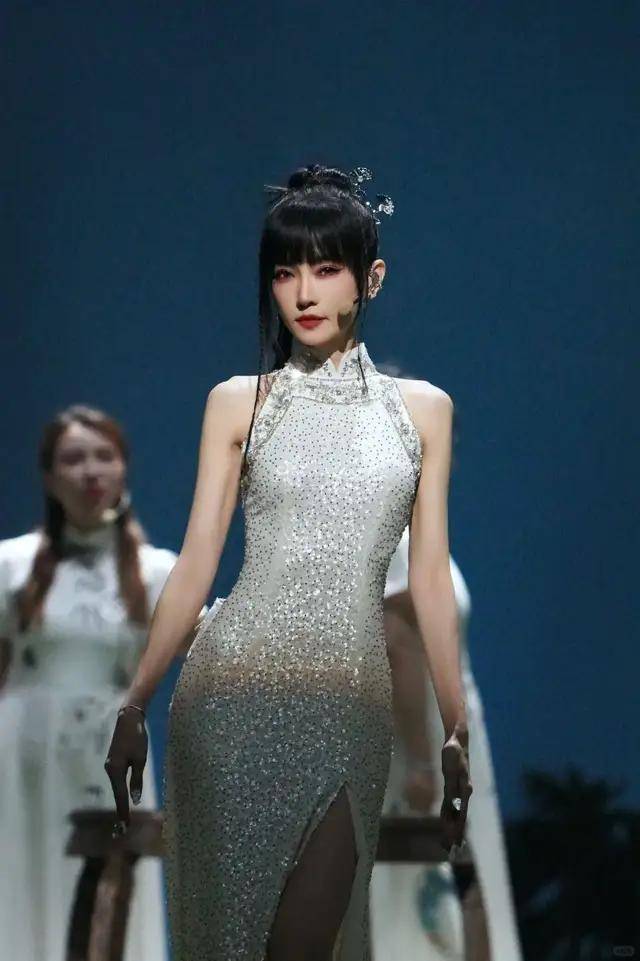 51岁天后首度承认私生子,一直未婚,网友:她看上去比儿子还年轻