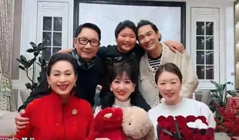 72岁赵雅芝和80岁老公团聚晒照,状态超级无敌好,堪称保养奇迹