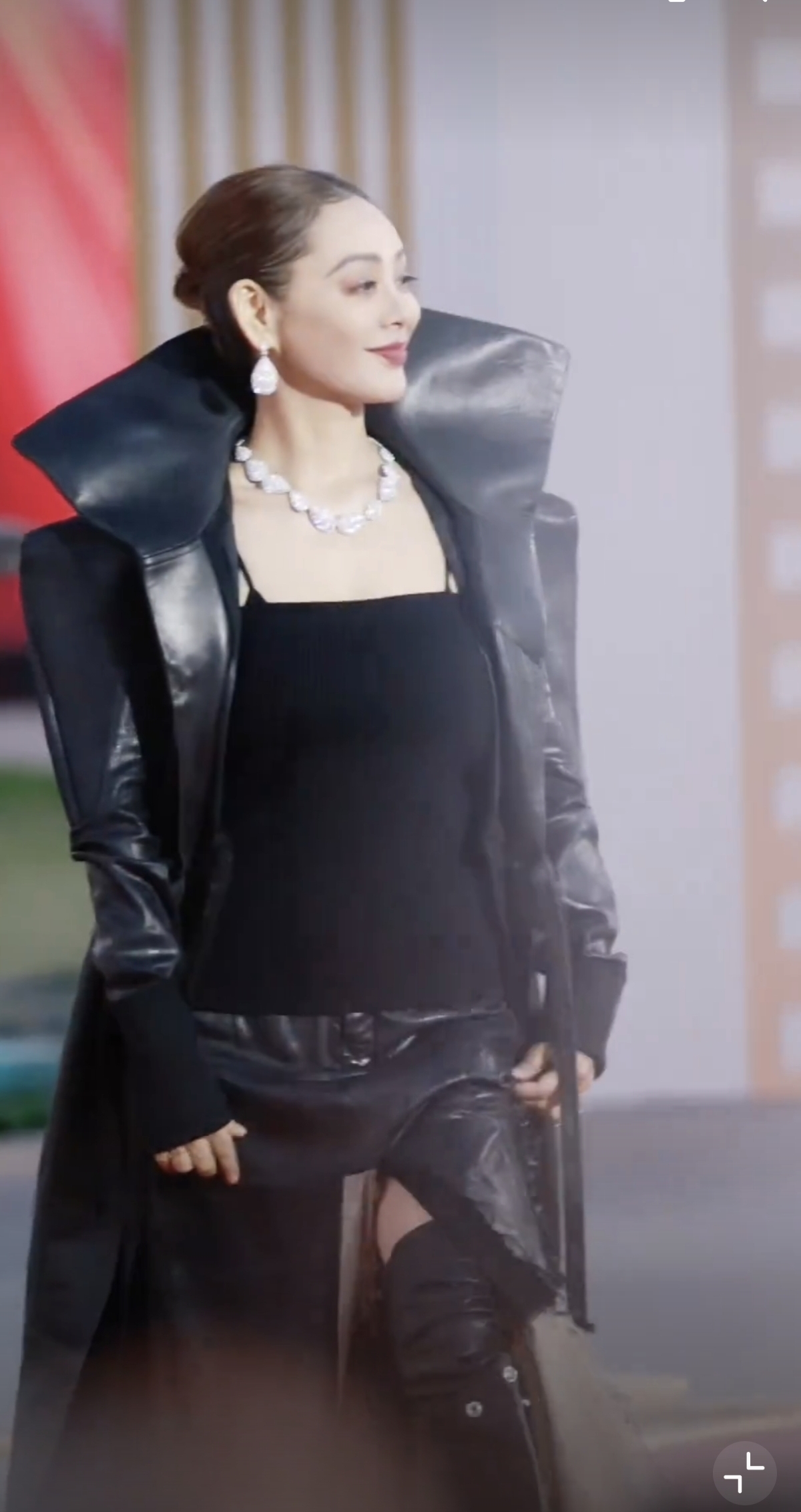 宁静鞋子好抢镜！现身金鸡奖红毯，黑色长皮衣搭配长靴又美又飒