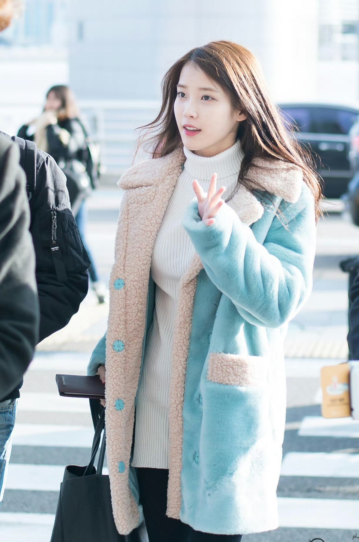 IU依旧是喜欢比耶的宝宝嫩嫩哒 毛茸茸的外套搭配黑靴