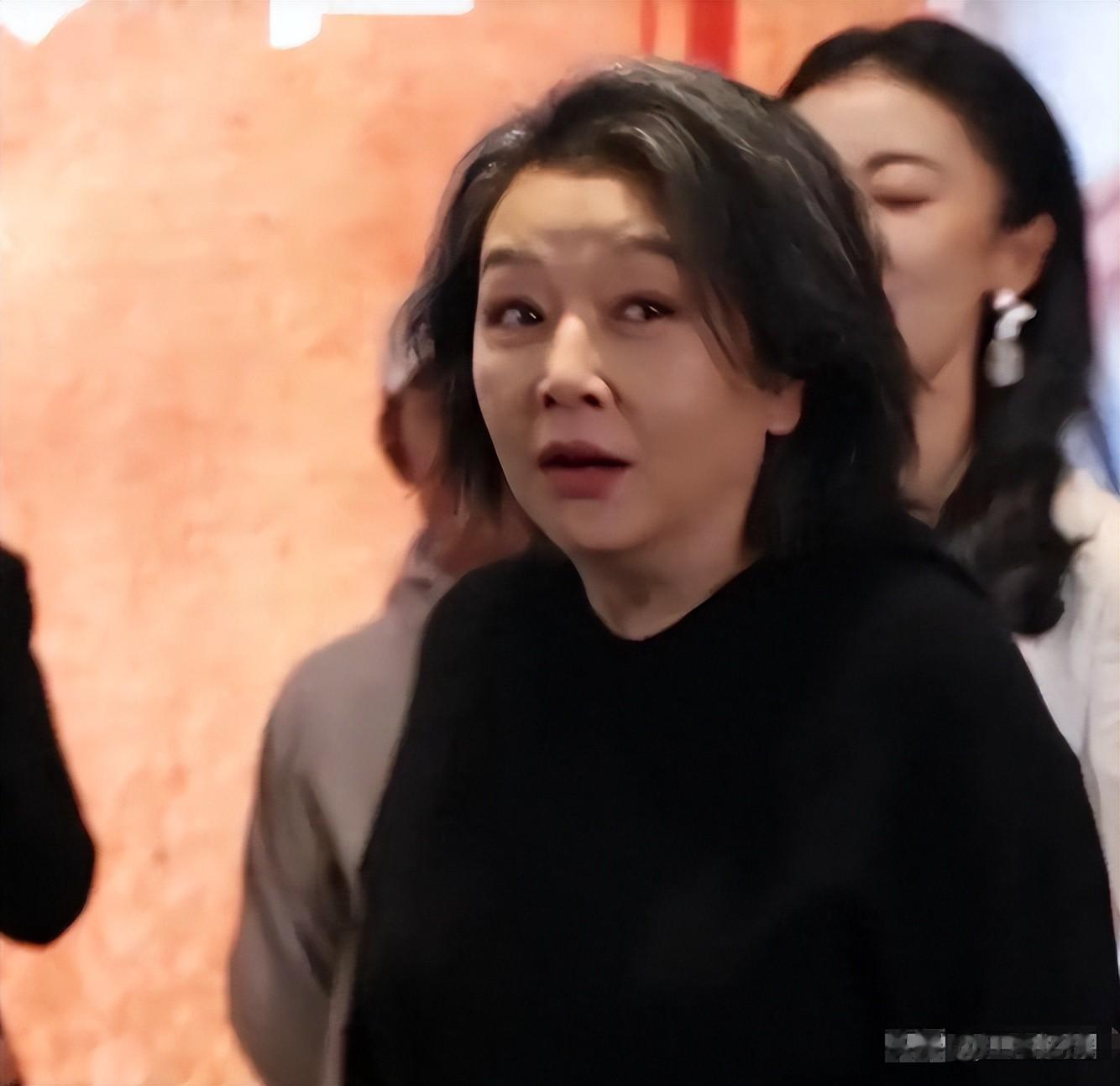 57岁江珊现状让人心酸，脸垮嘴斜，满头白发，一代女神像老太太