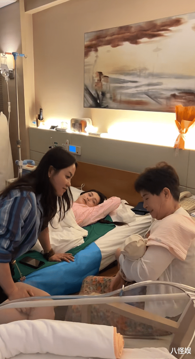 李心艾官宣生女,婆婆看着也就40出头巨年轻,帮扎头发按摩好温柔