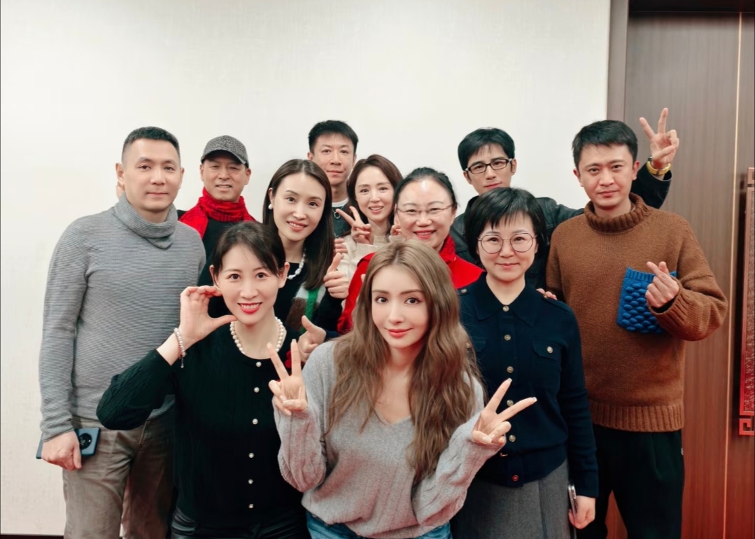 友人晒与董璇张维伊聚餐照，姜潮麦迪娜夫妇、主持人杨帆也来了