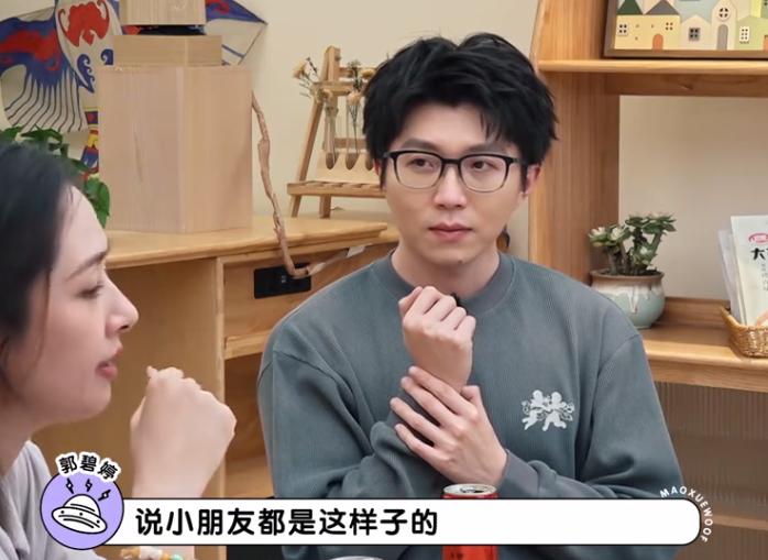 郭碧婷三亚走秀，双目无神被张予曦抢风头，曾曝女儿被同学孤立