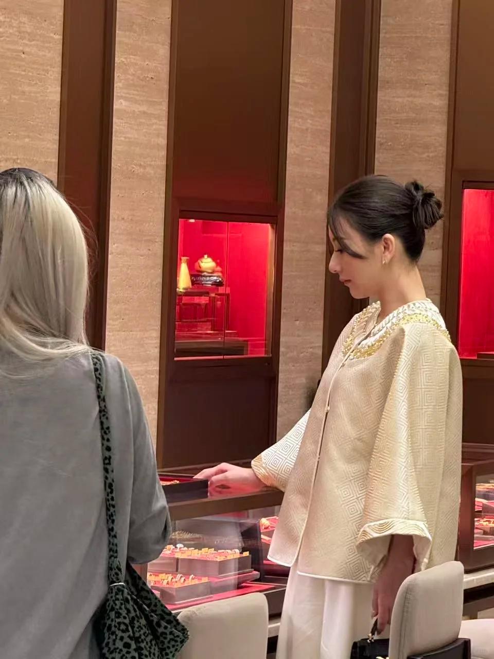 方媛上海购物被偶遇!生图个子矮小身形肥硕,溜肩驼背无名媛气质