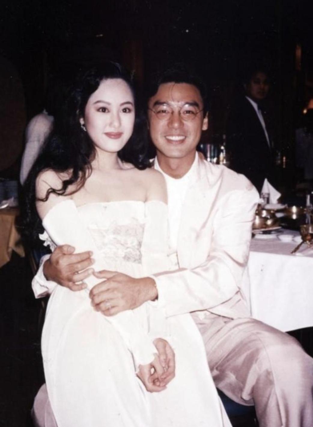 62岁章小蕙回香港罕露脸，现身聚会同框张玉珊，气质优雅状态松弛