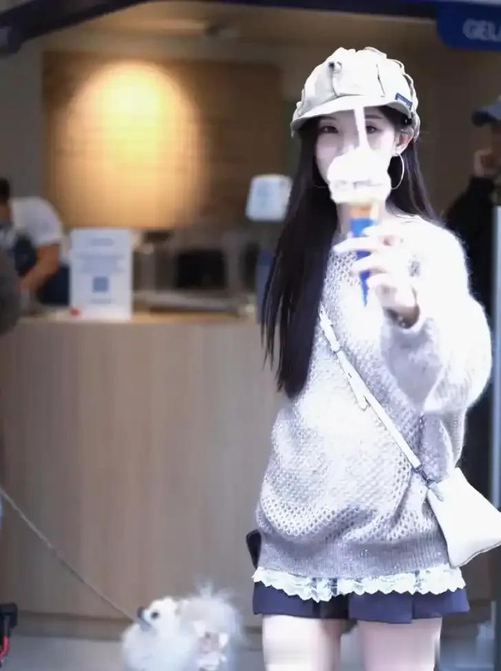 李一桐这次“火到米兰”！穿棕色镂空毛衣+短裙+长靴，回头率超高