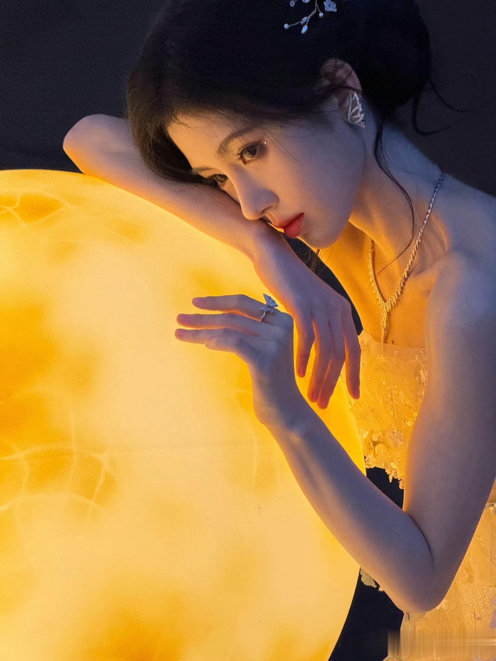 鞠婧祎:月光碎钻间的纱裙仙踪