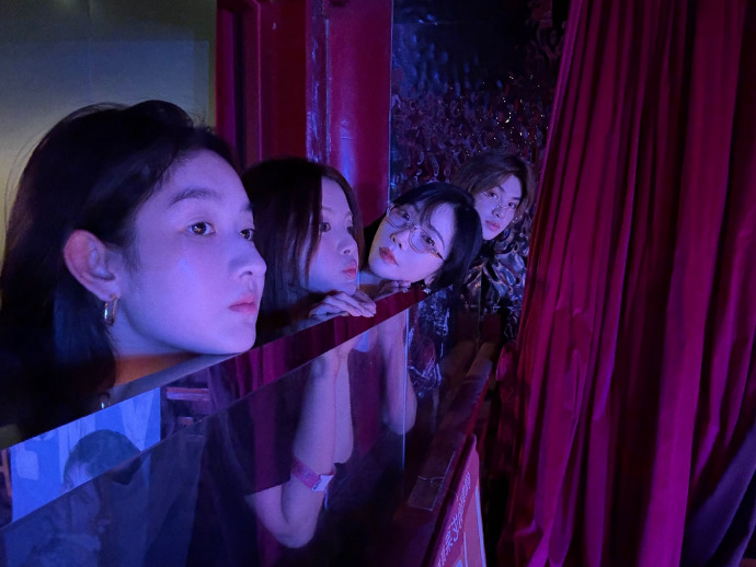 王玉雯的合照中有田曦薇、孙千、卢昱晓等,不愧是社交牛人