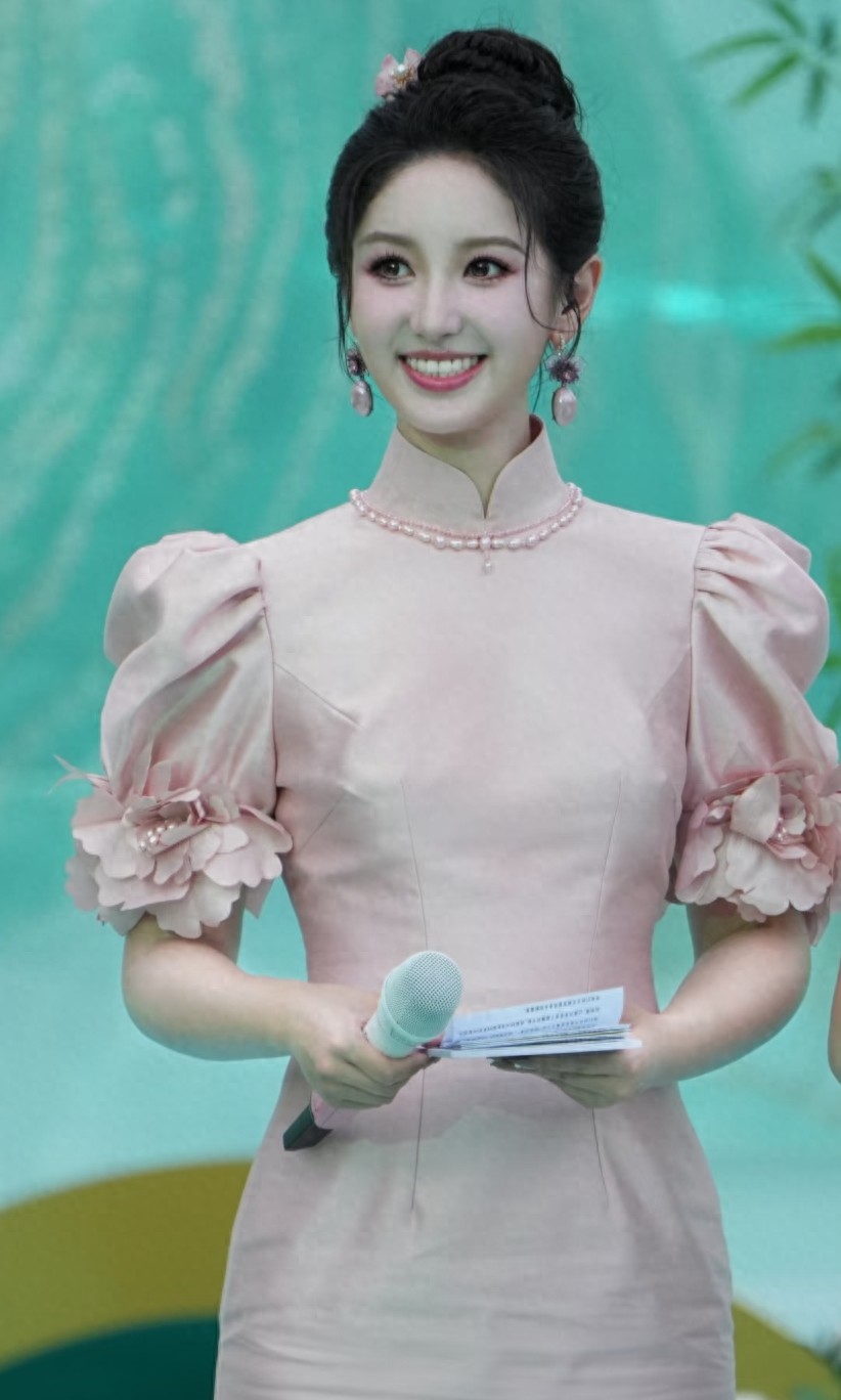 严尚嘉一袭粉色旗袍配古典盘发，《国风超有戏》里美成画中人