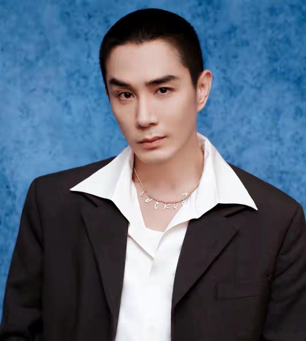 戚薇全家出游被抓拍，Lucky亭亭玉立气质清冷，颜值开挂美过妈妈