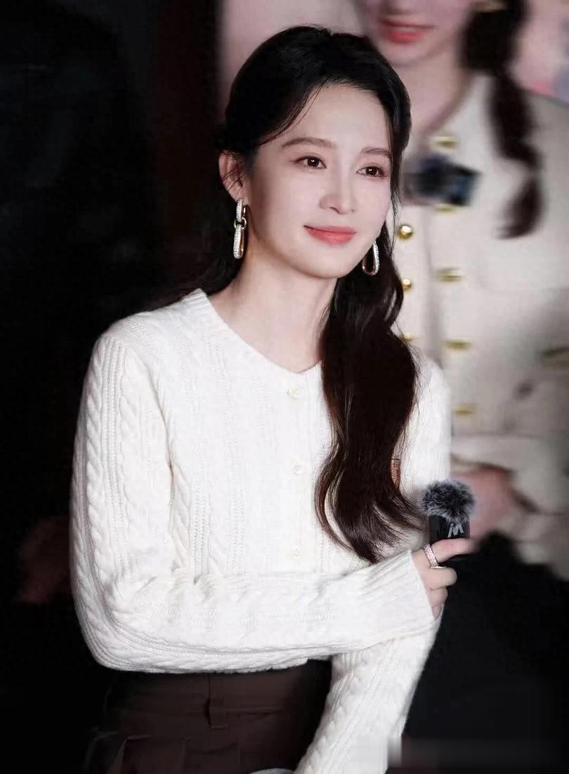 李沁换风格后气质大变！穿米色绞花毛衣+百褶裙，温柔减龄又高级