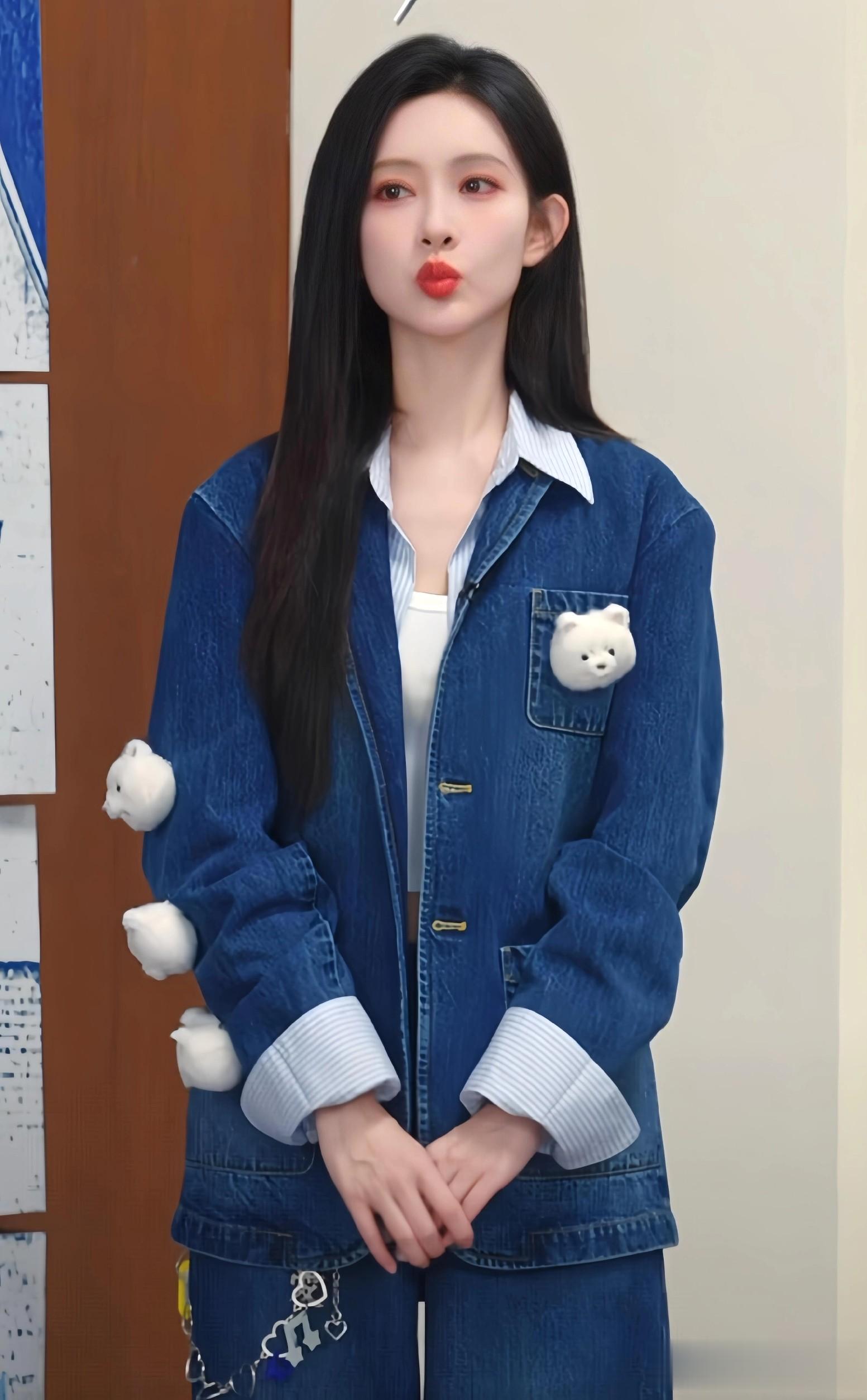 孟子义三连比心好可爱，身上别满了迷你毛绒巧克力挂件！