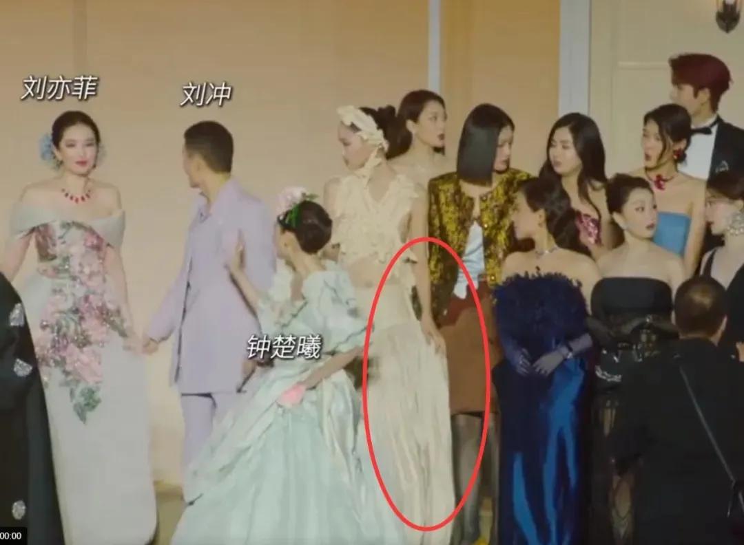 内娱“海后”钟楚曦，因为一张合照，彻底塌了