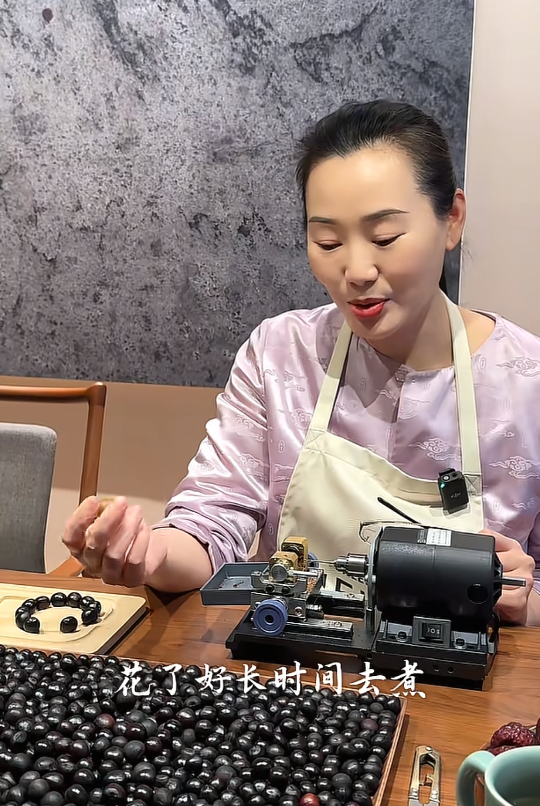 林依轮夫妇西湖旁捡无患子，老婆做手串当新年礼物 夫妻俩都好年轻