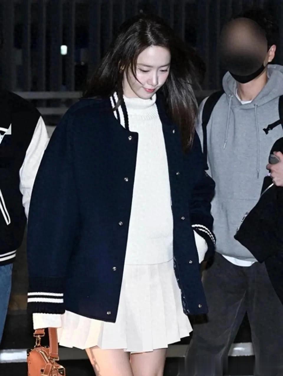 林允儿不愧是“童颜女神”，3套冬日穿搭氛围感拉满，又白又美！