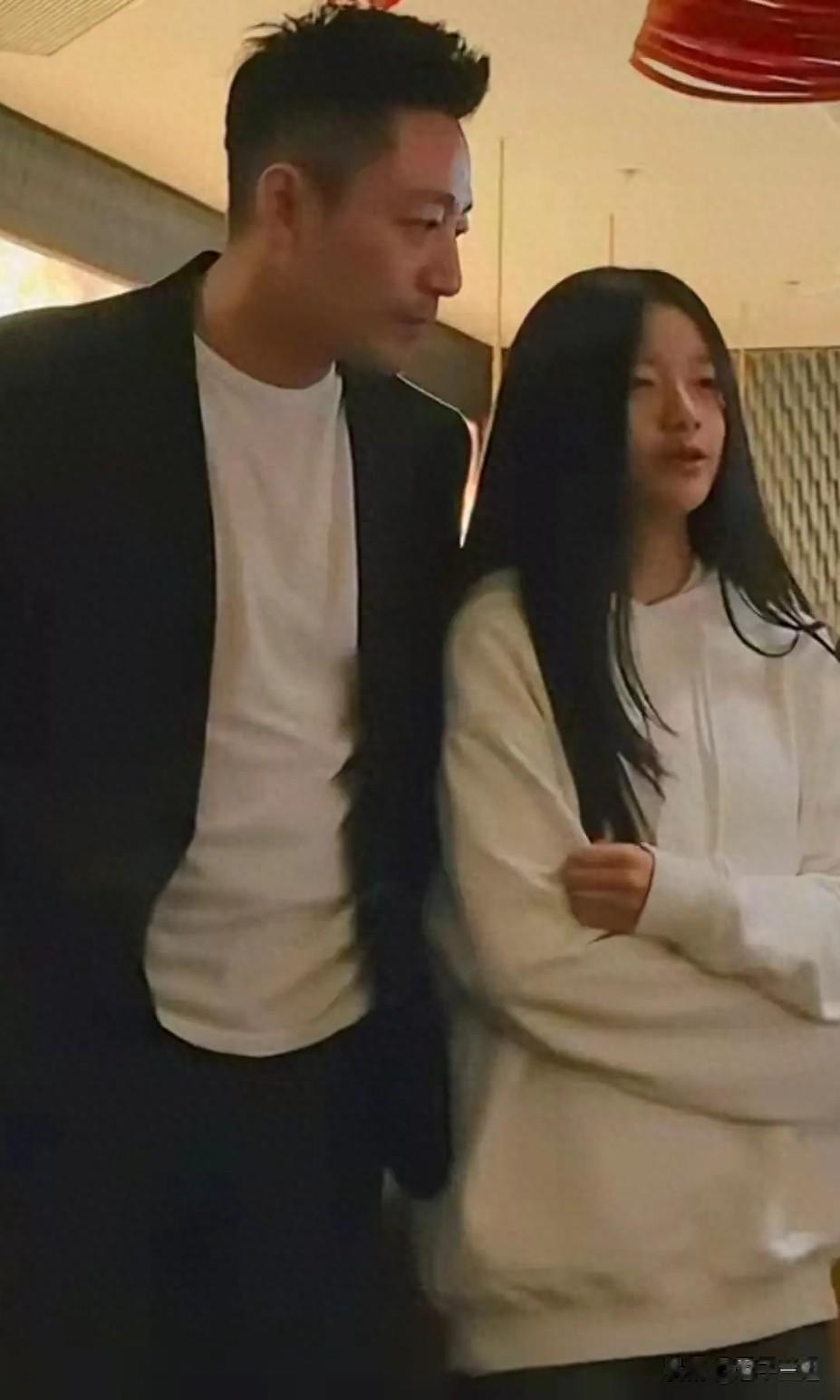 汪小菲带女儿麻六记吃饭，玥儿露正脸长发披肩与妈妈长相很相似似