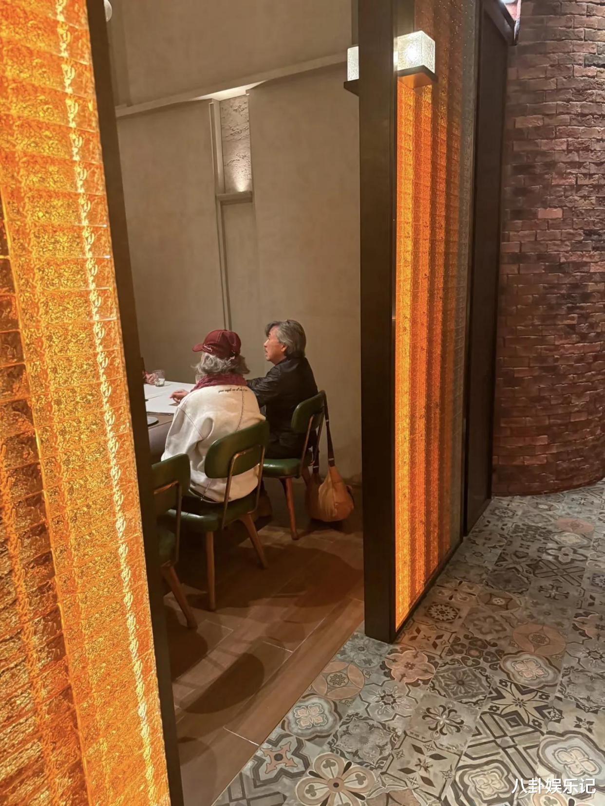 叶倩文夫妇现身深圳吃西餐！两人穿衣很时尚，精神十足不亚于年轻人