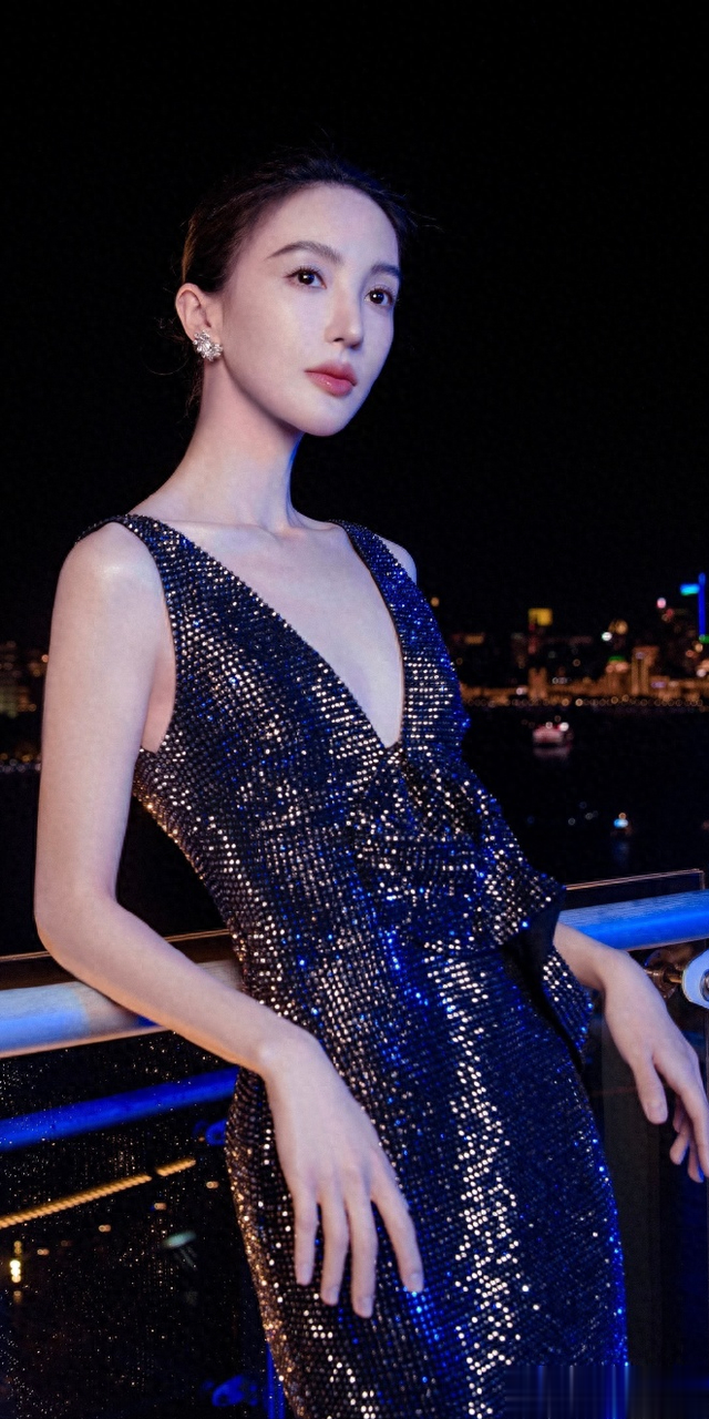 金晨优雅耀眼穿搭 ???