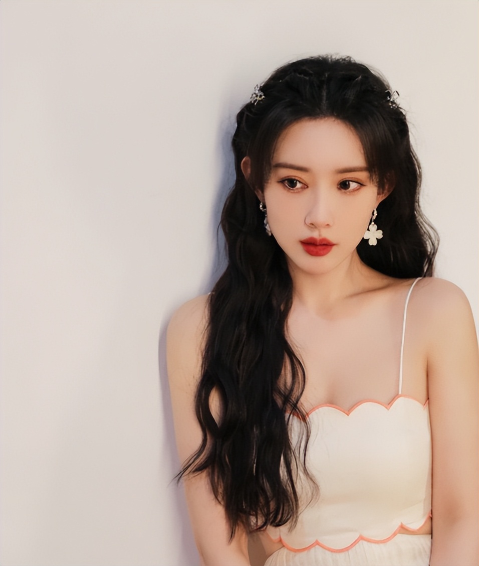 从全网黑到万人迷,出道十年后,如今的她强势升咖开启女主大满贯