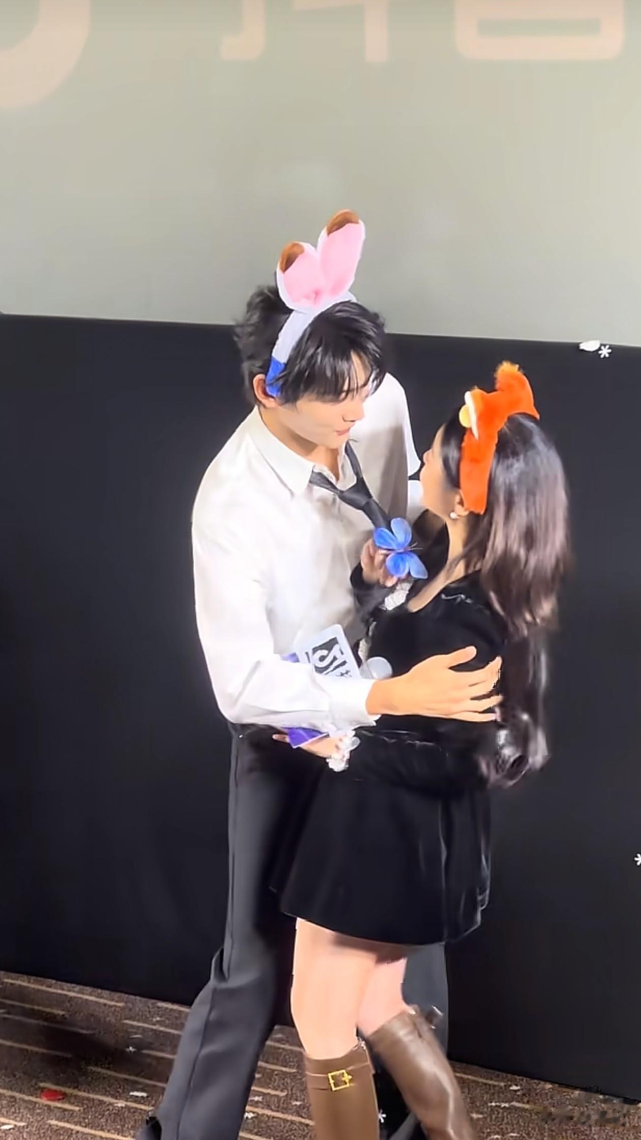 42岁陈妍希与23岁周柯宇甜蜜互动！摸头 拽领带好甜，看不出年龄差