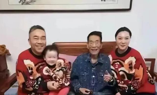 太抓马！杨议伤心过度晕倒，妻子高调现身无交流，却和杨进明拥抱