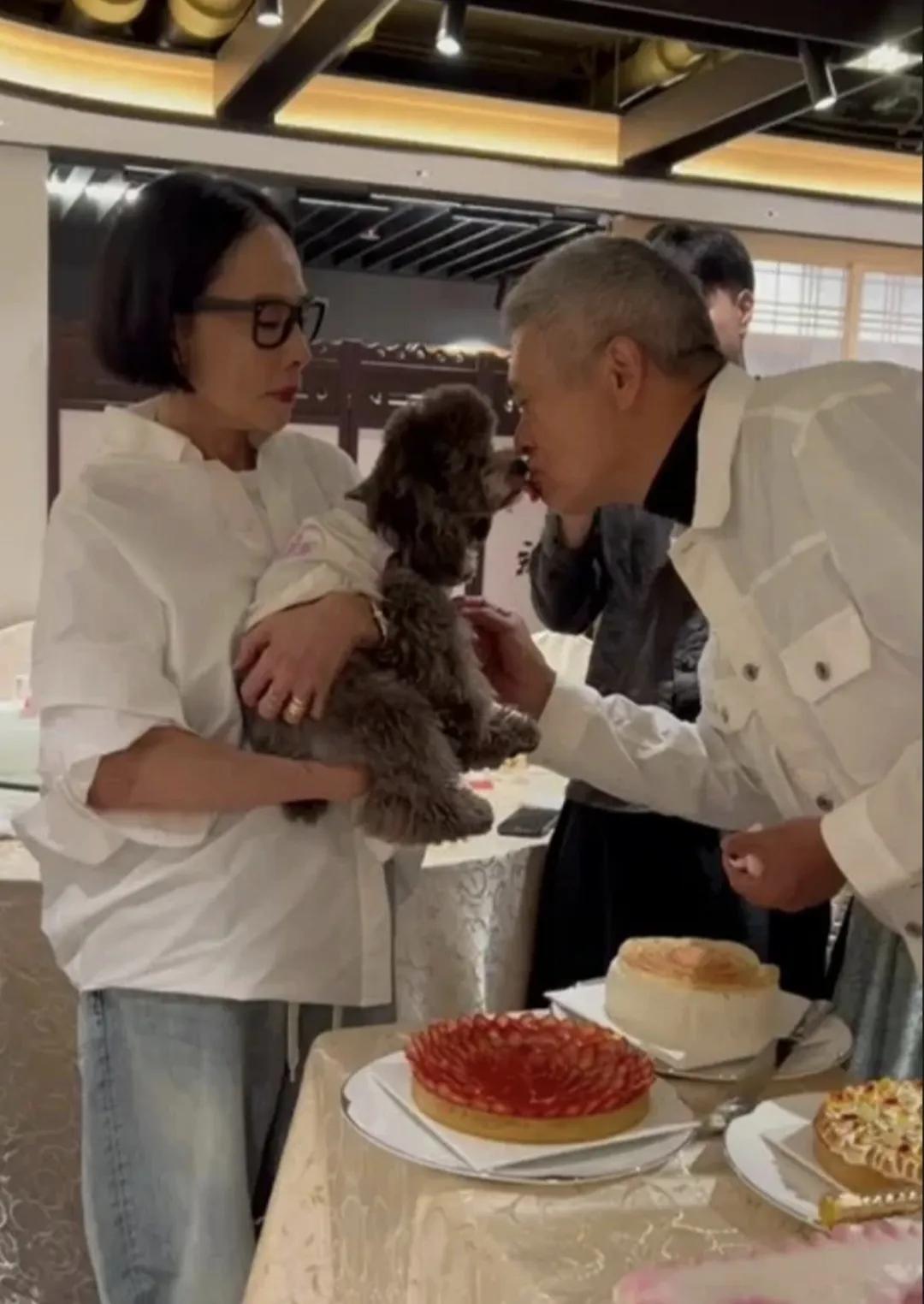 周润发70岁大寿酒店办宴，陈荟莲抱爱狗亮相，身形消瘦