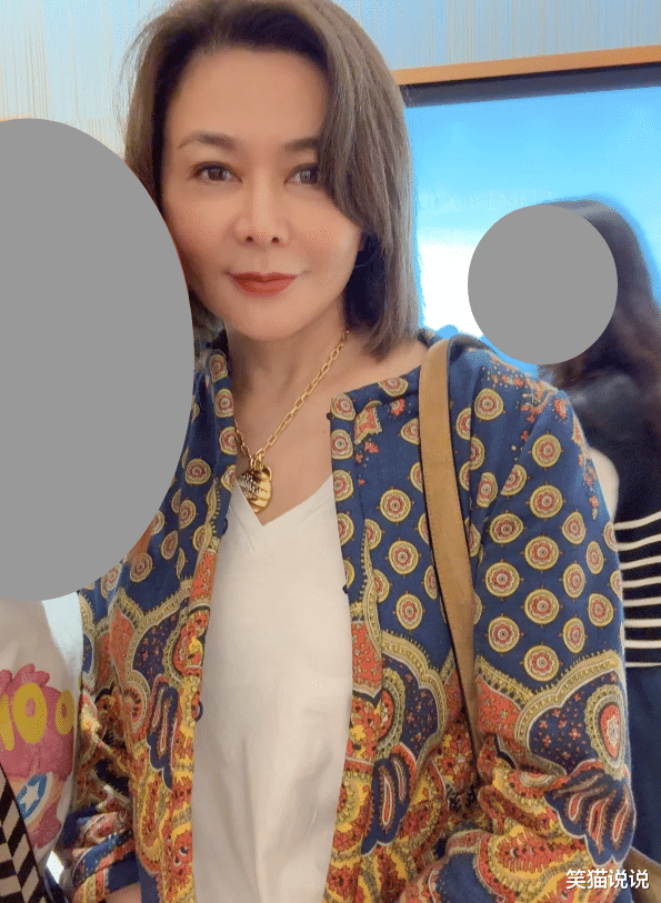 关之琳韩国购物被偶遇：与粉丝合照好温柔，皮肤白皙红润状态佳