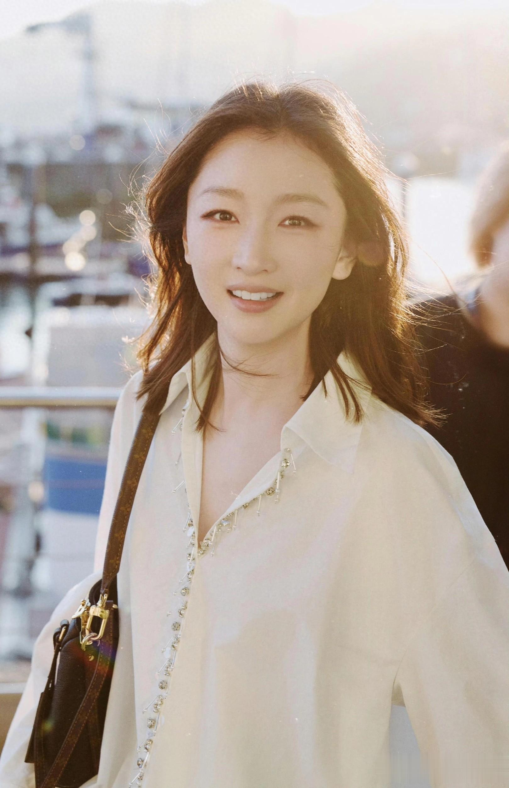 周冬雨最新街拍美照，一颦一笑美得好松弛，让人移不开眼睛！